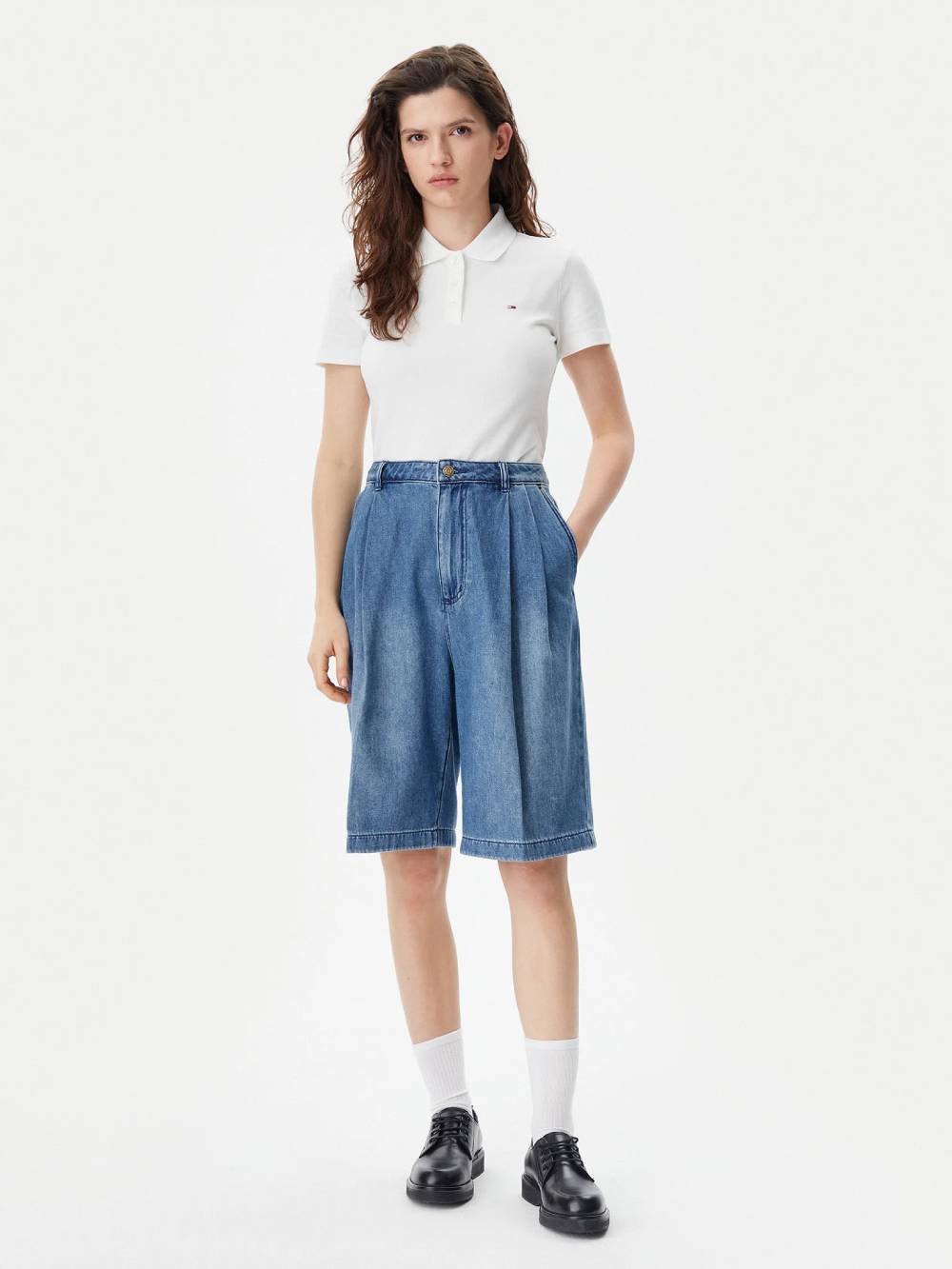 detail Tommy Jeans dámske biele polo tričko