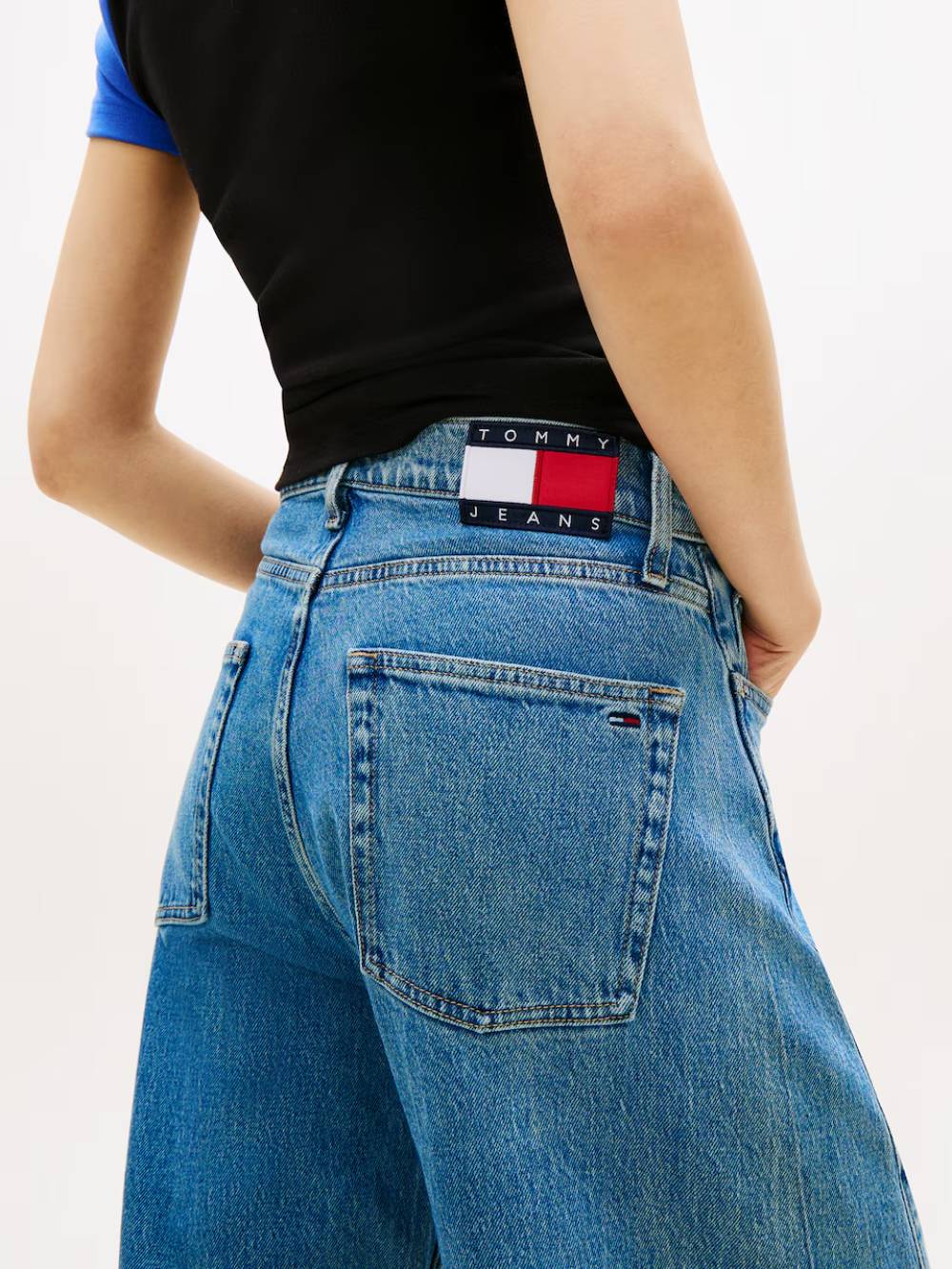detail Tommy Jeans dámske modré džínsy