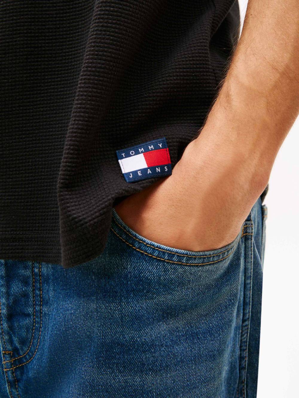 detail Tommy Jeans pánske čierne tričko