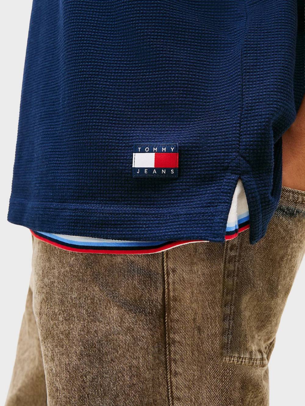 detail Tommy Jeans pánske modré polo tričko