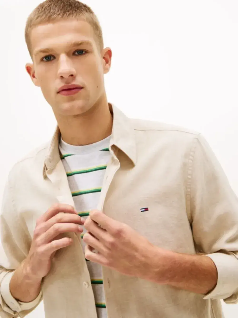 detail Tommy Jeans pánska béžová košeľa