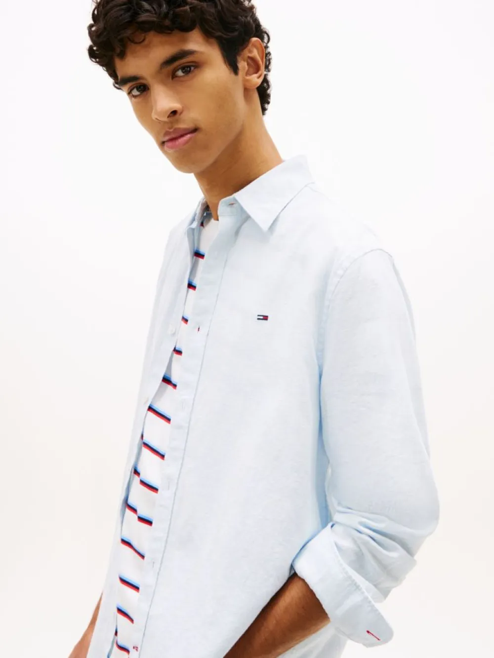 detail Tommy Jeans pánska svetlo modrá košeľa