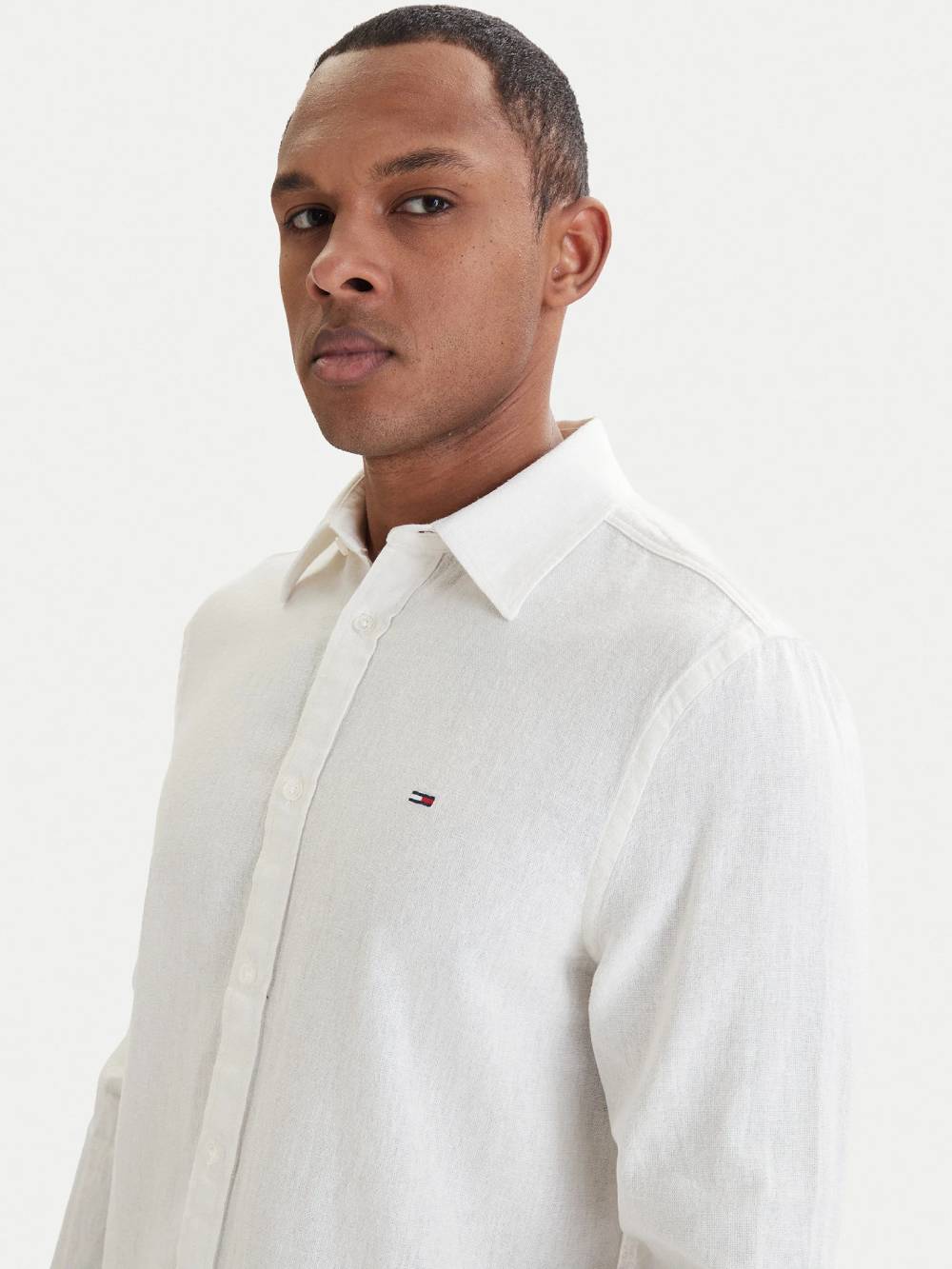 detail Tommy Jeans pánska krémová košeľa