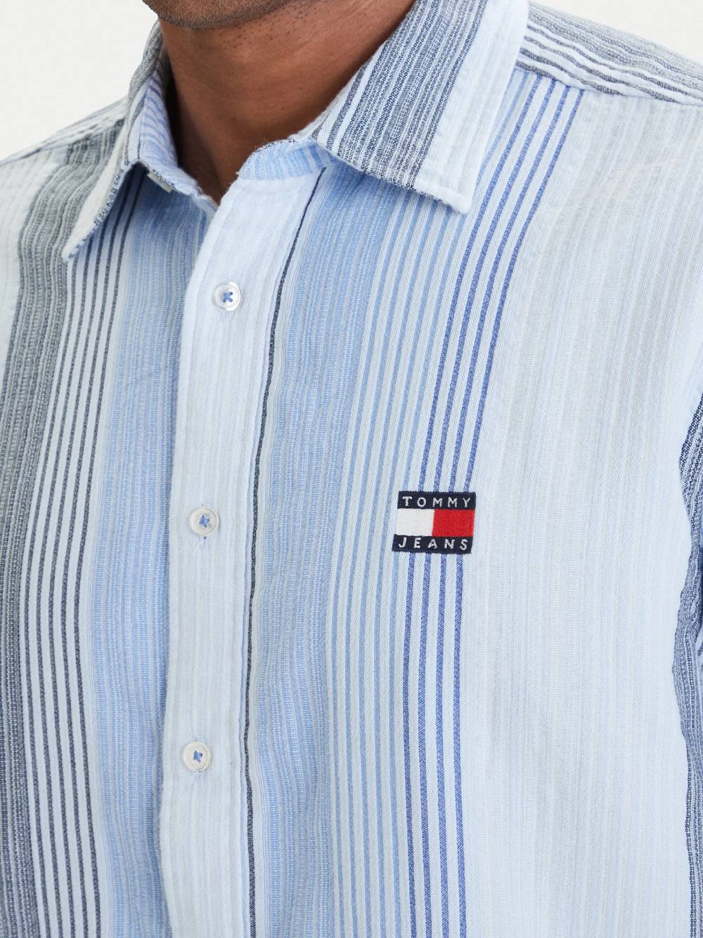 detail Tommy Jeans pánska modrá pruhovaná košeľa