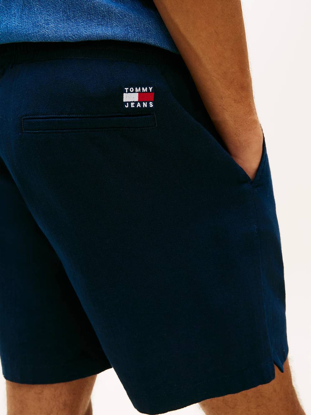 detail Tommy Jeans pánske modré šortky