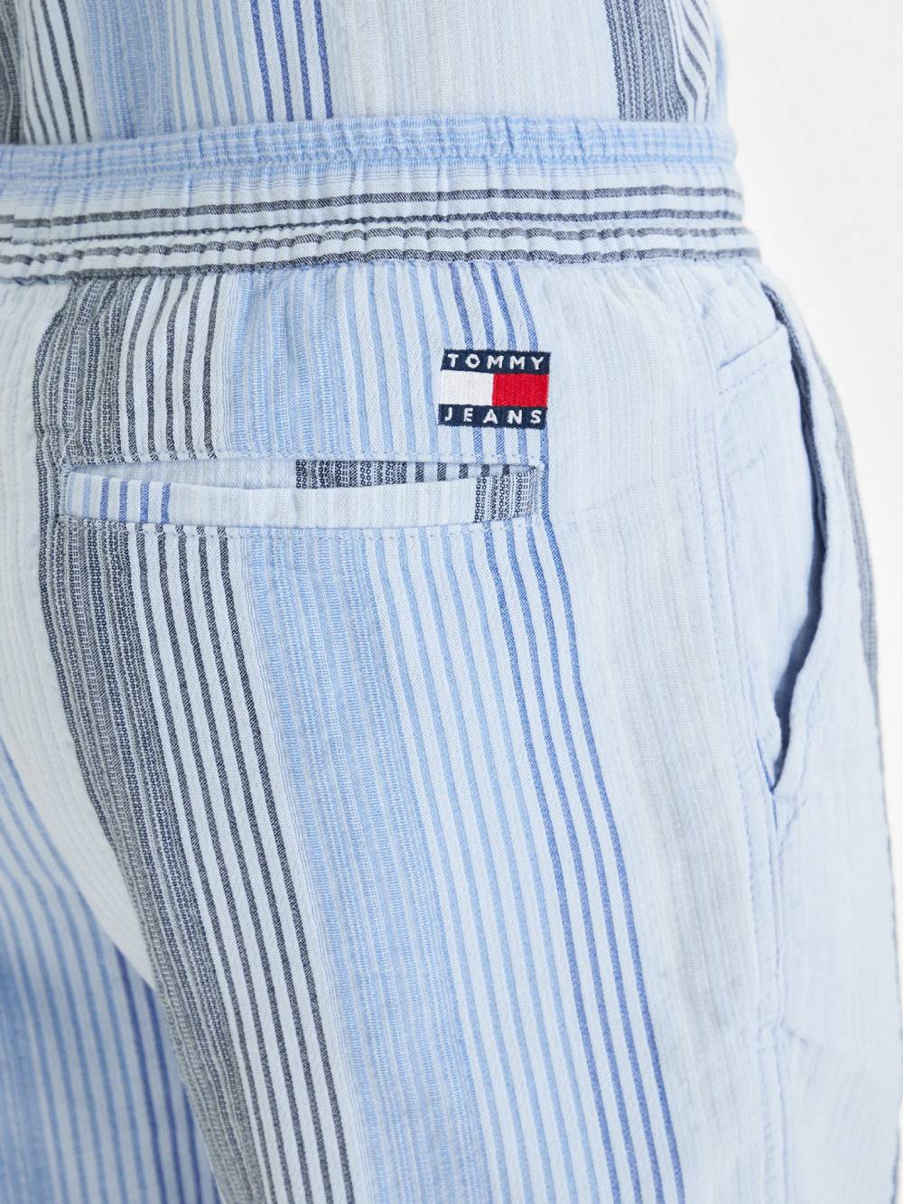 detail Tommy Jeans pánske modré pruhované šortky