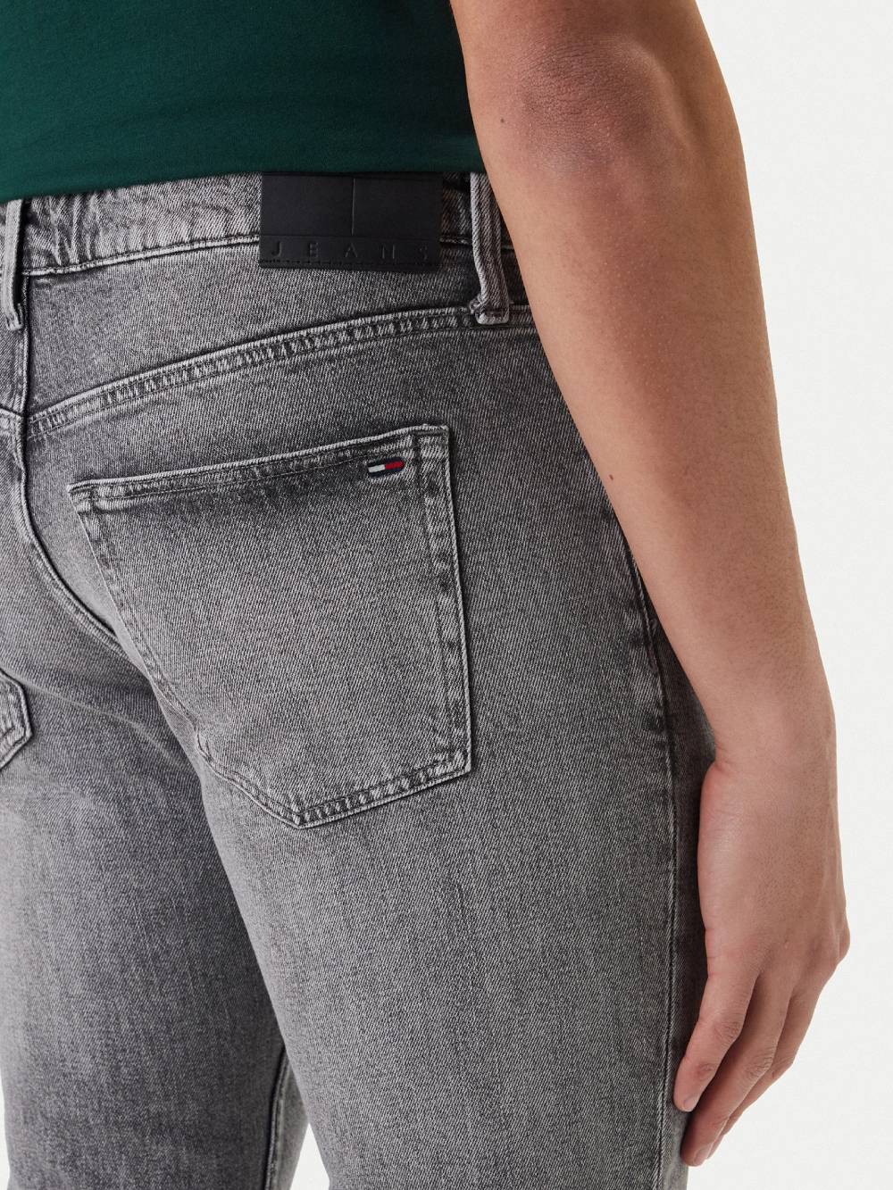 detail Tommy Jeans pánske šedé džínsy