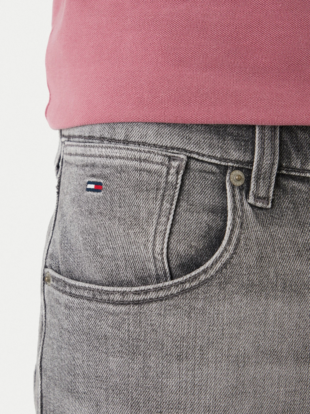 detail Tommy Jeans pánske šedé šortky