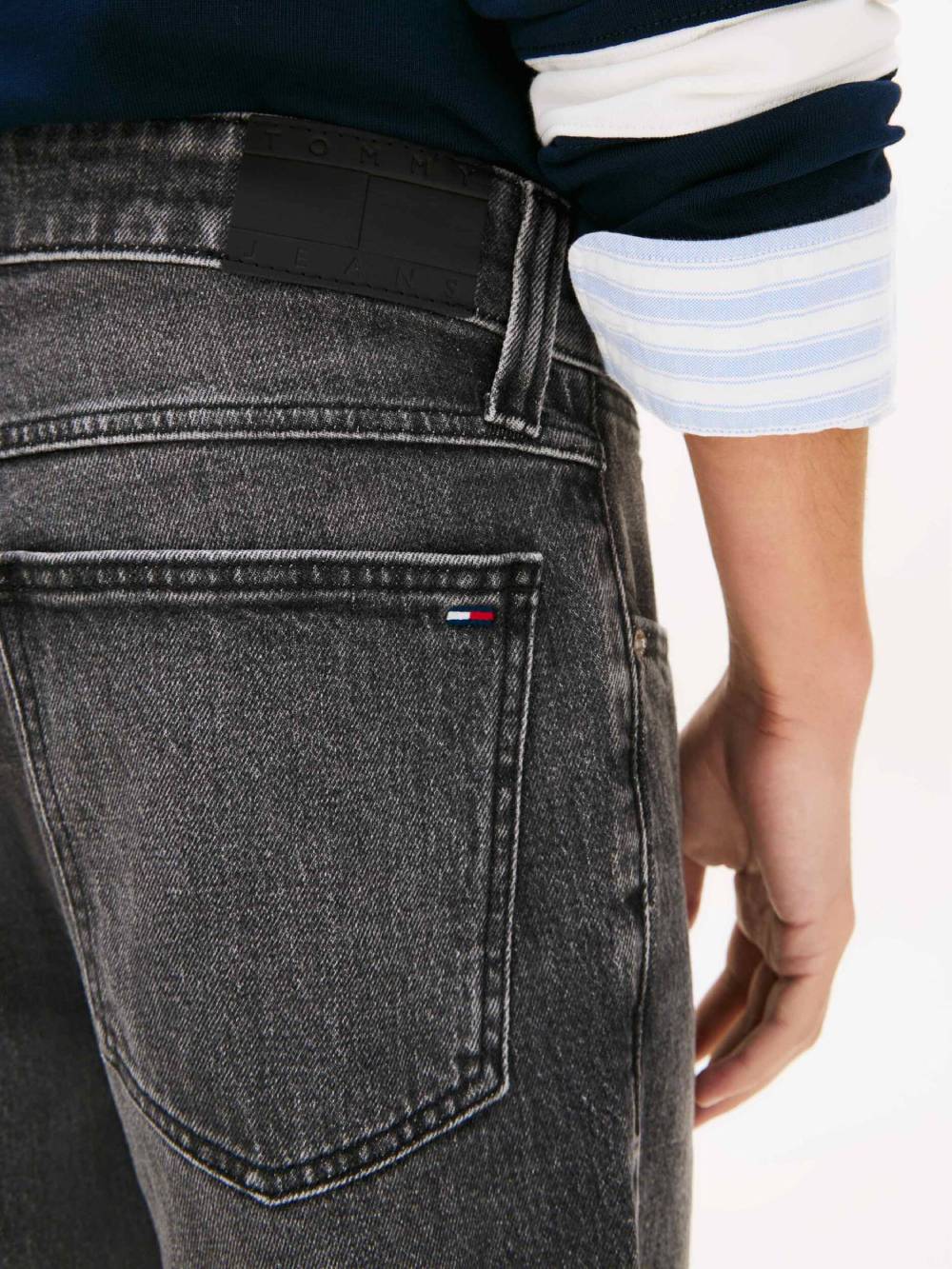 detail Tommy Jeans pánske šedé džínsové kraťasy