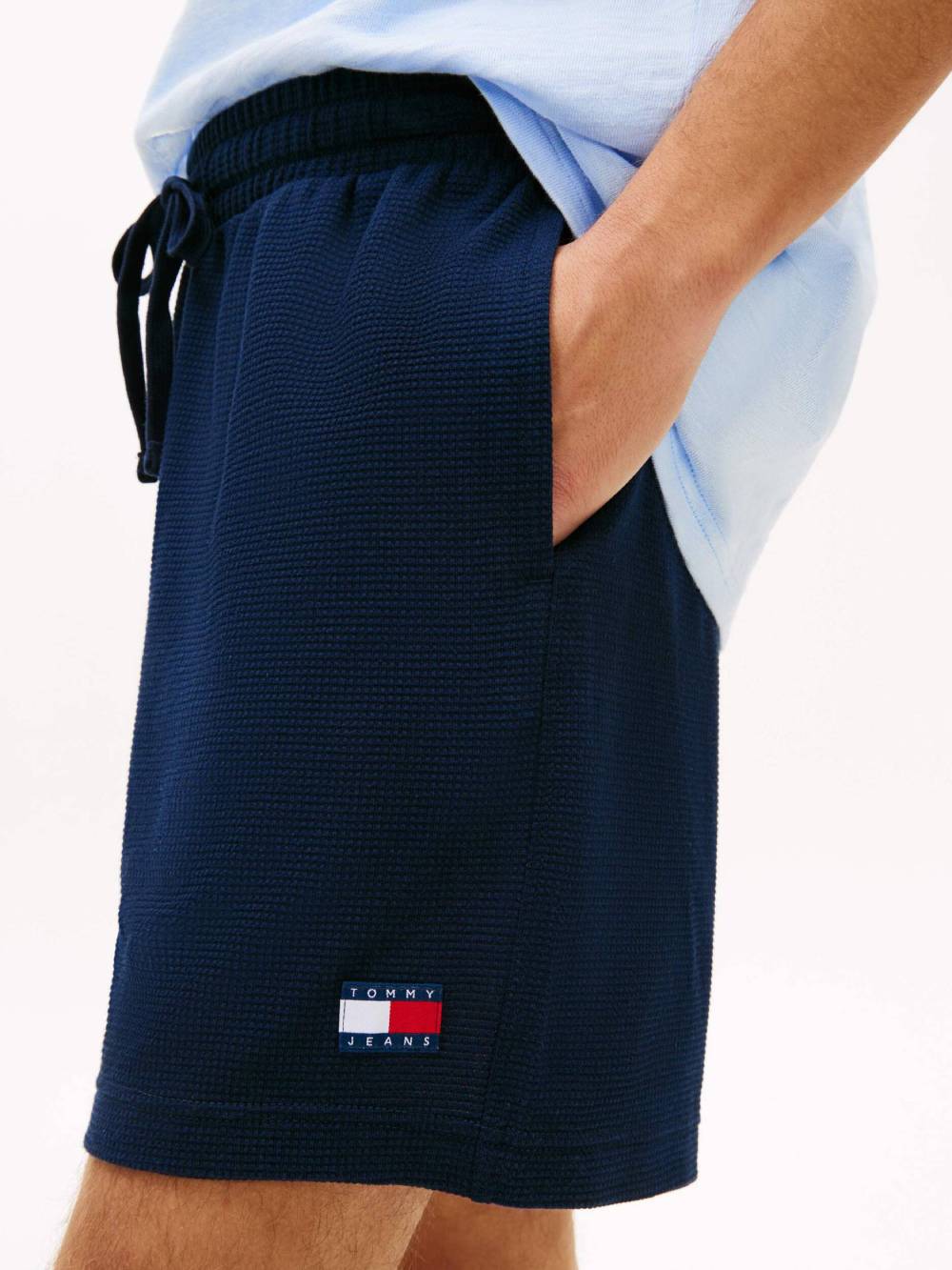 detail Tommy Jeans pánske modré šortky
