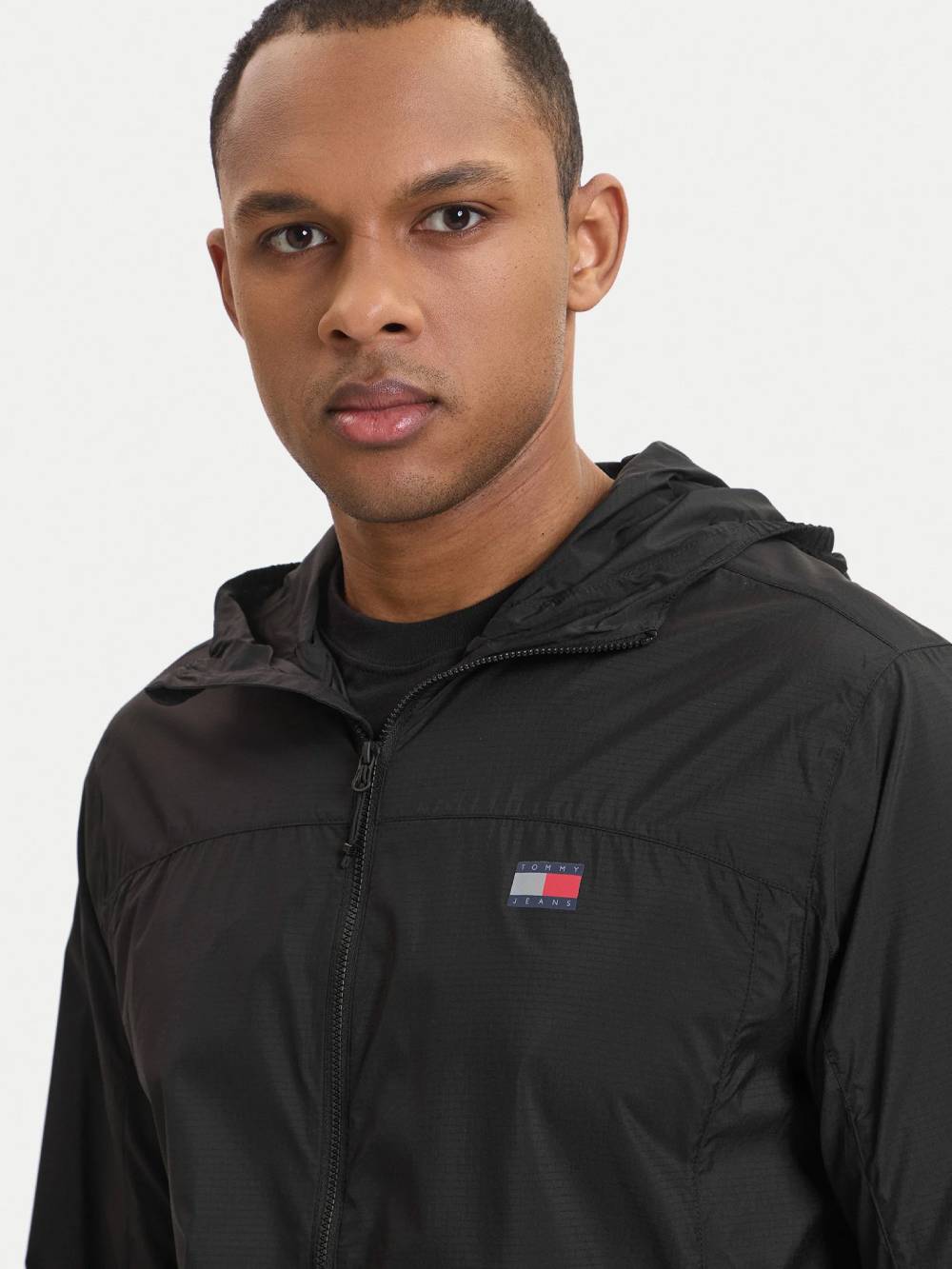 detail Tommy Jeans pánska čierna prechodová bunda