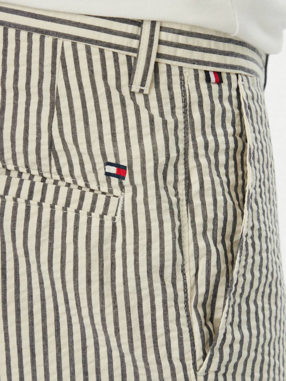 detail Tommy Hilfiger pánske pruhované kraťasy