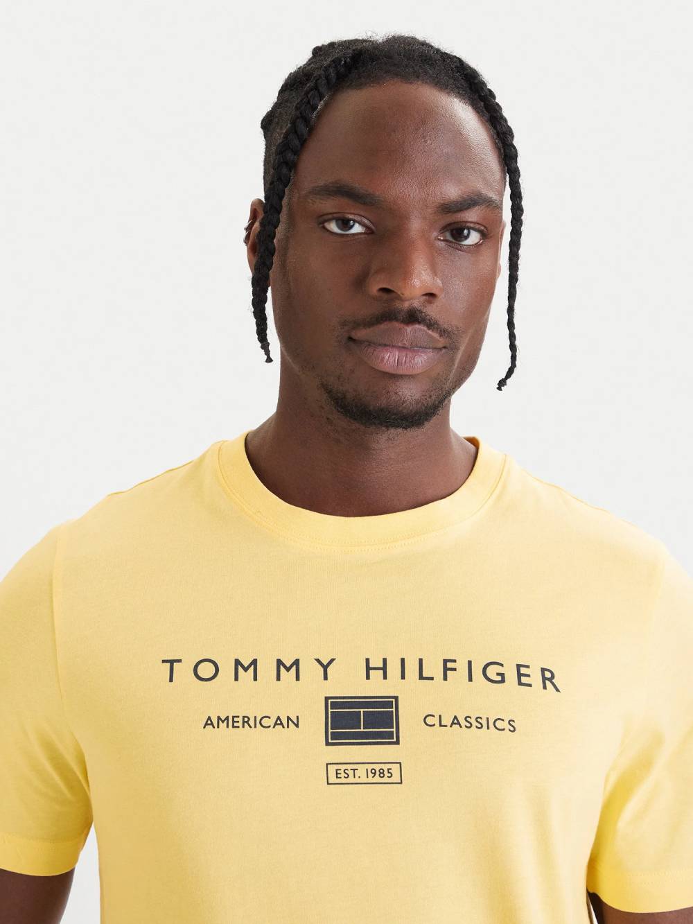 detail Tommy Hilfiger pánske žlté tričko