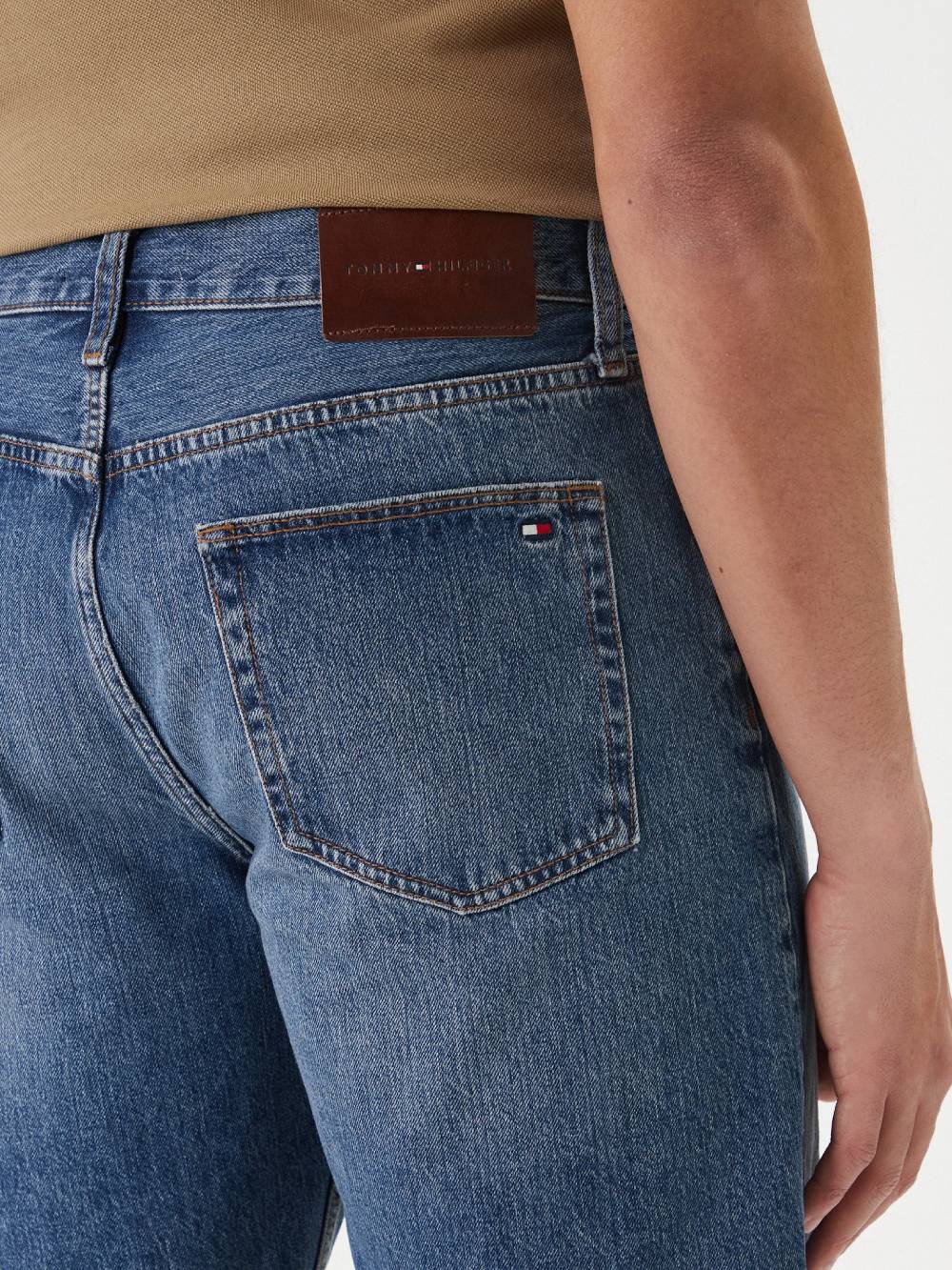 detail Tommy Hilfiger pánske džínsové kraťasy