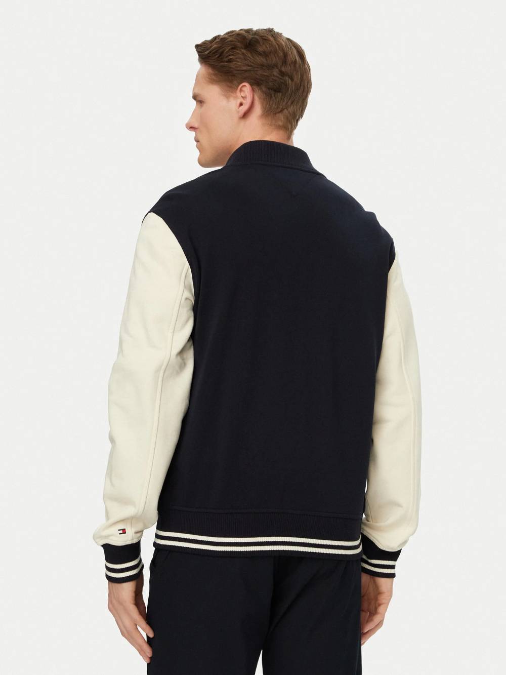 detail Tommy Hilfiger pánska tmavomodrá mikina