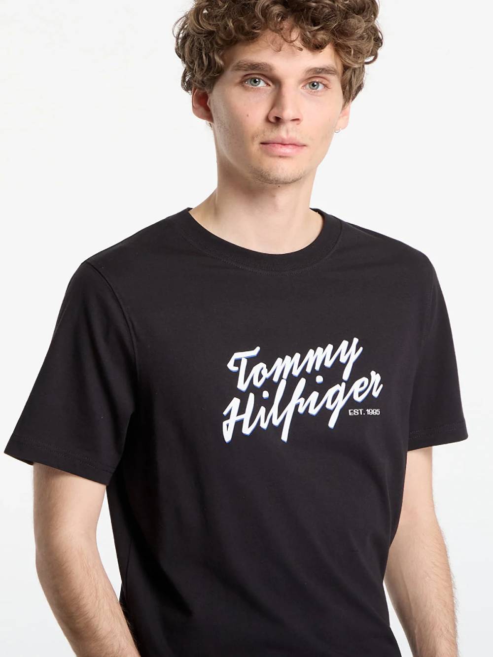 detail Tommy Hilfiger pánske čierne tričko