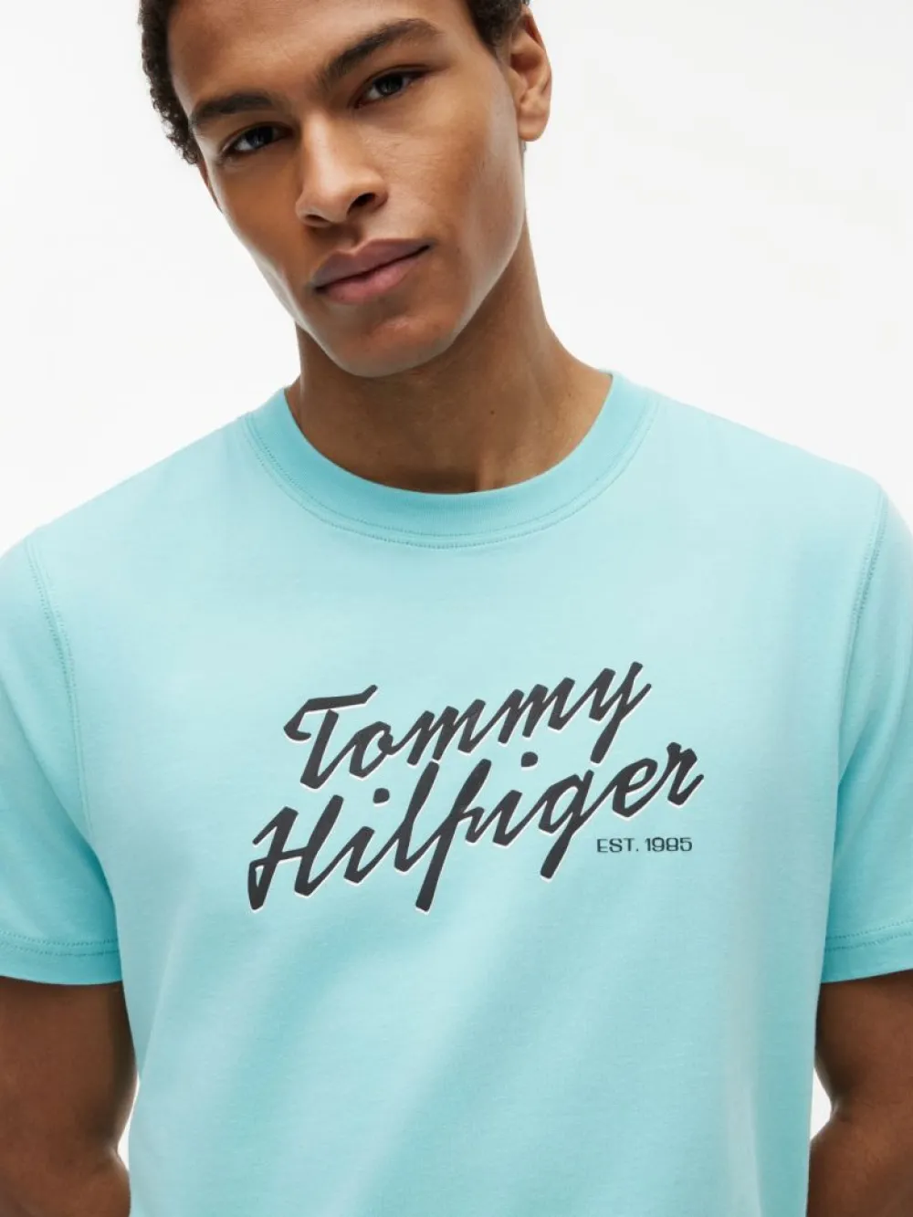detail Tommy Hilfiger pánske svetlo modré tričko