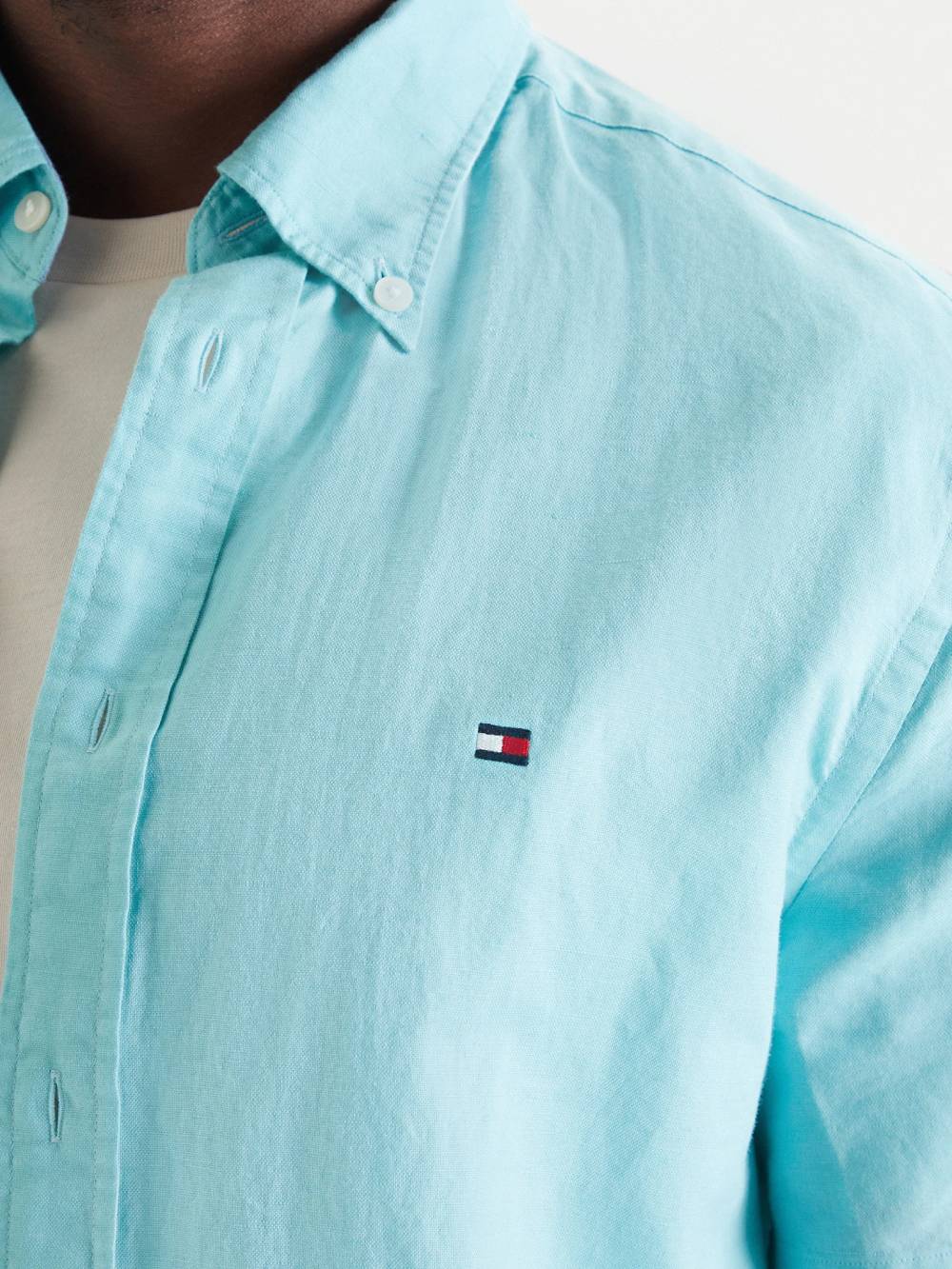 detail Tommy Hilfiger pánska tyrkysová košeľa