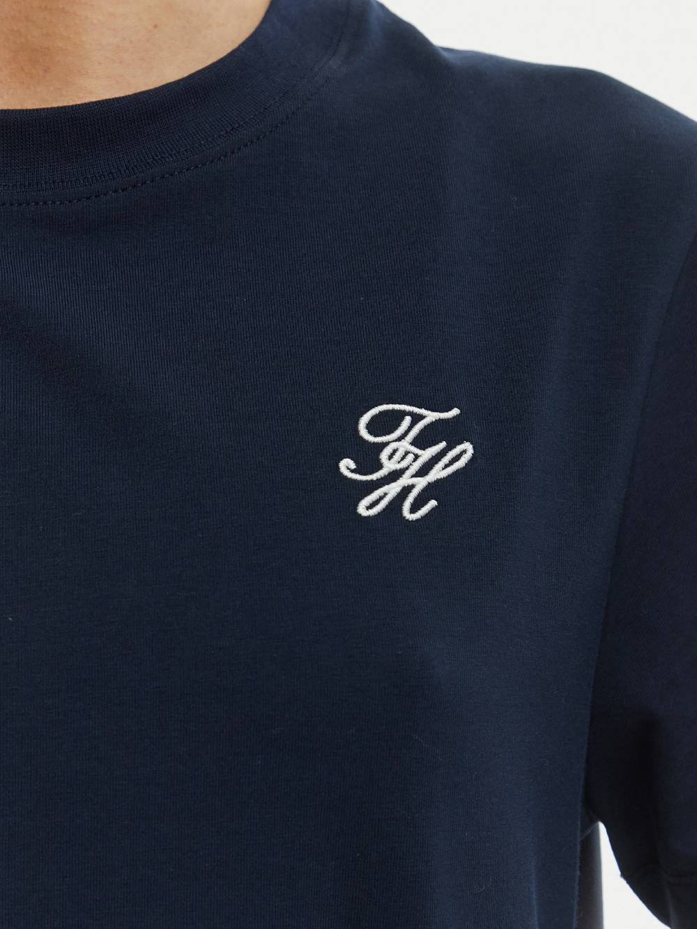 detail Tommy Hilfiger dámske tmavo modré tričko