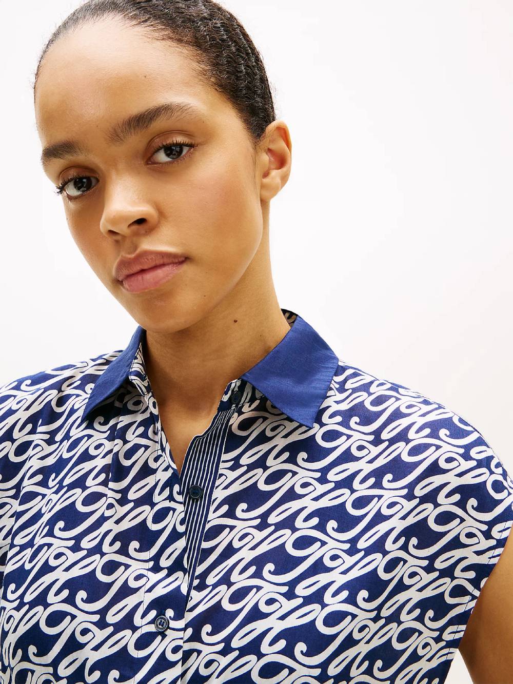 detail Tommy Hilfiger dámske tmavo modré košeľové šaty