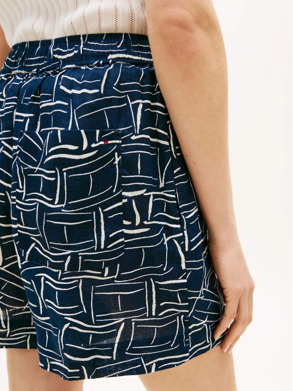 detail Tommy Hilfiger dámske tmavo modré šortky