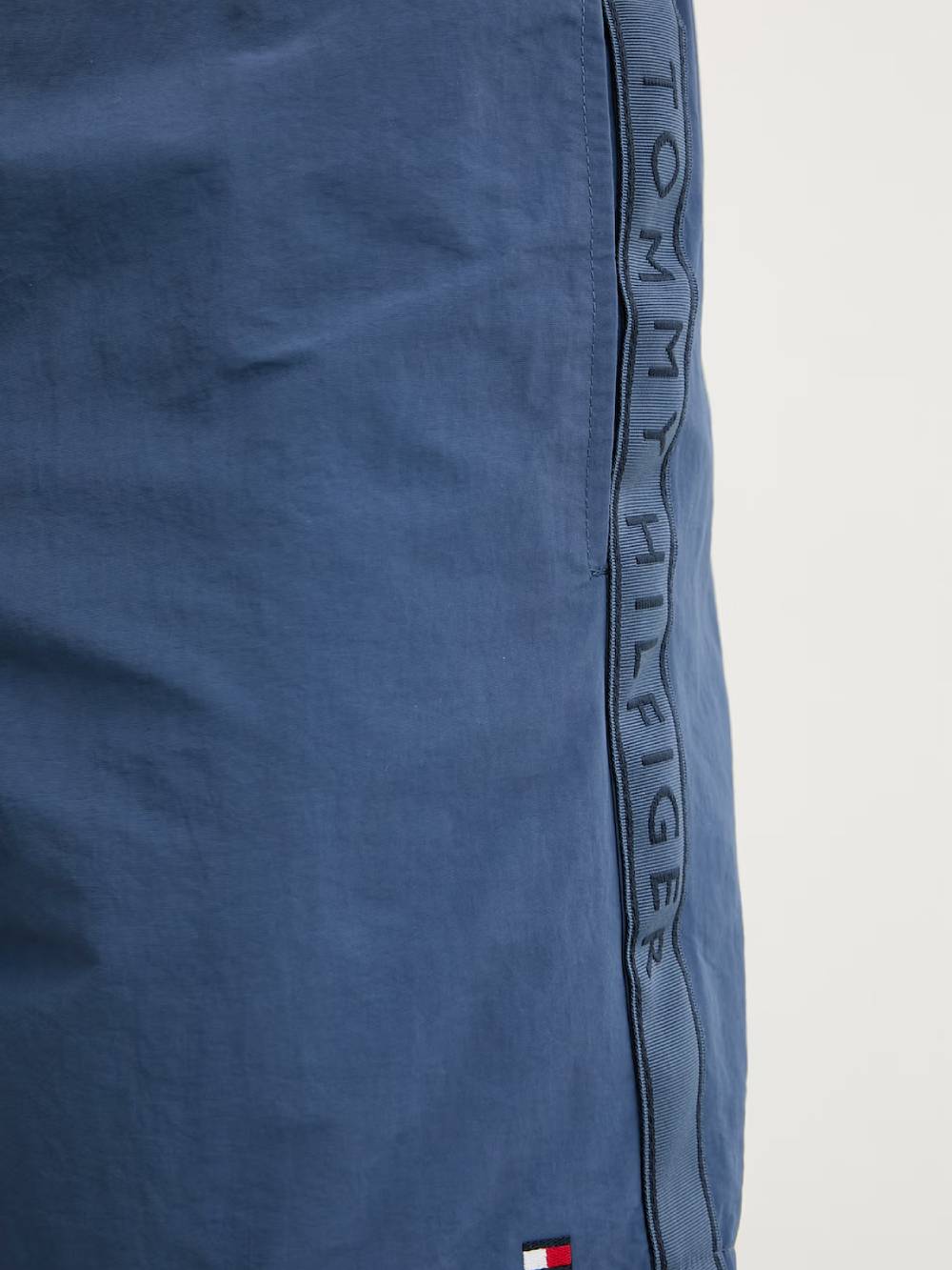 detail Tommy Hilfiger pánske modré plavky 