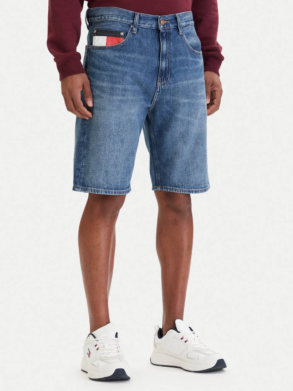 detail Tommy Jeans pánske modré džínsové kraťasy