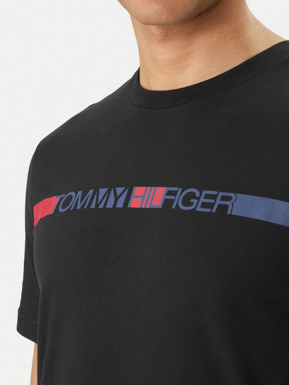 detail Tommy Hilfiger pánske čierne tričko