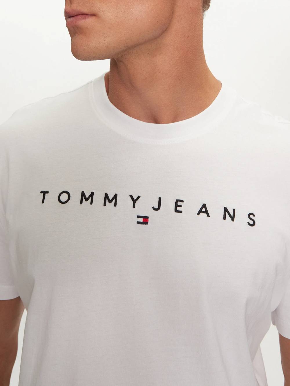 detail Tommy Jeans pánske biele tričko