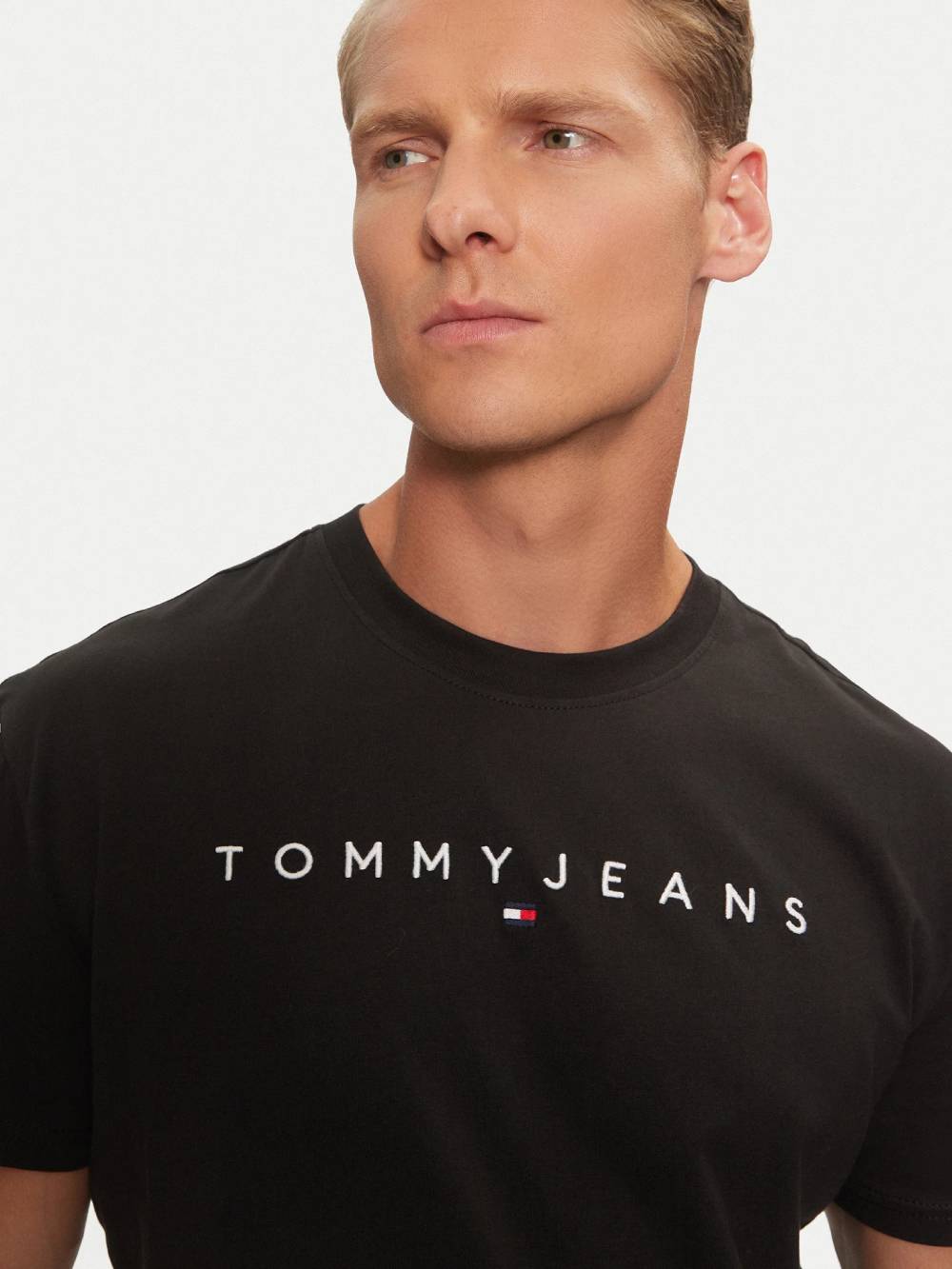 detail Tommy Jeans pánske čierne tričko
