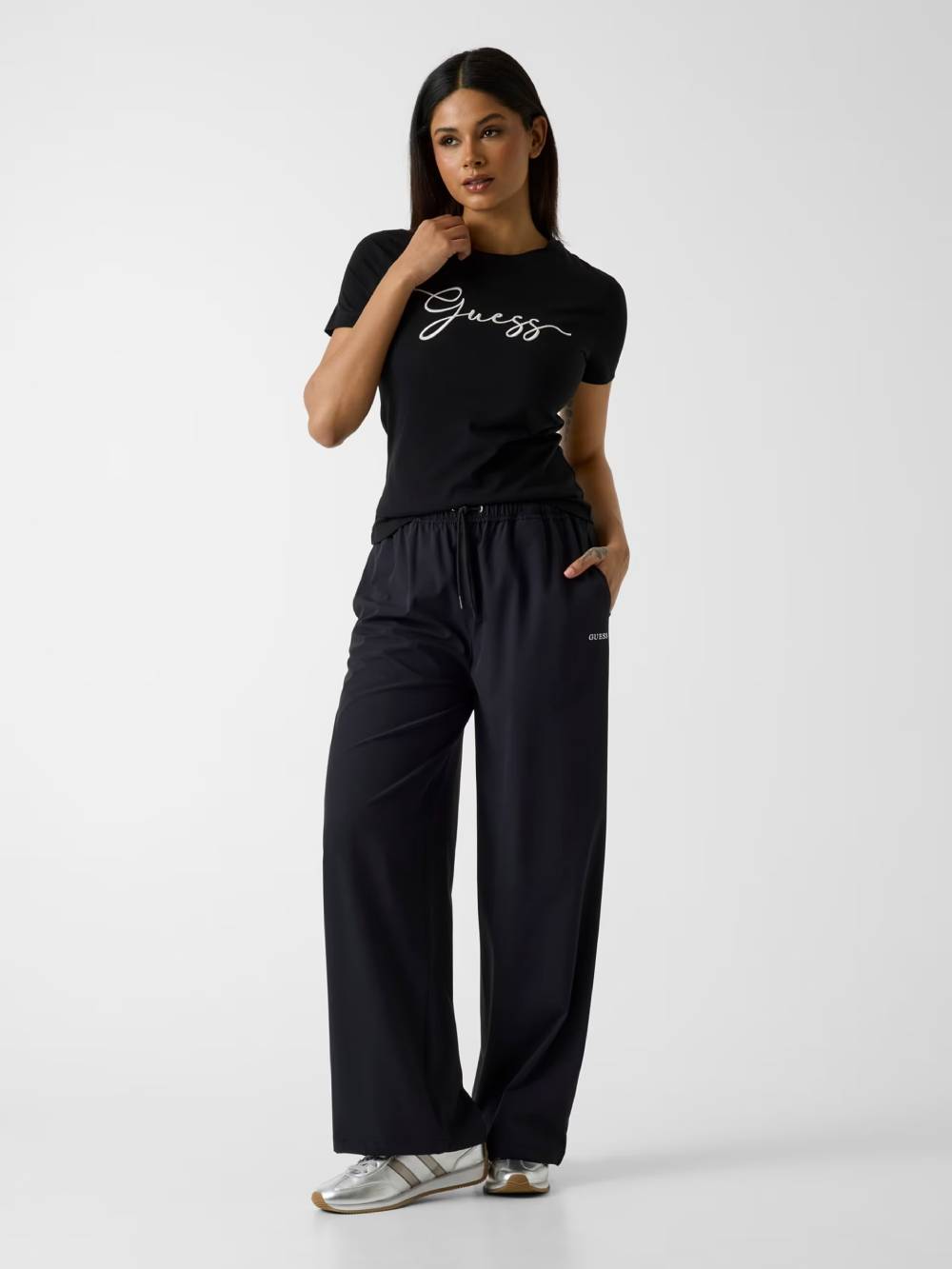 detail Guess dámske čierne tričko