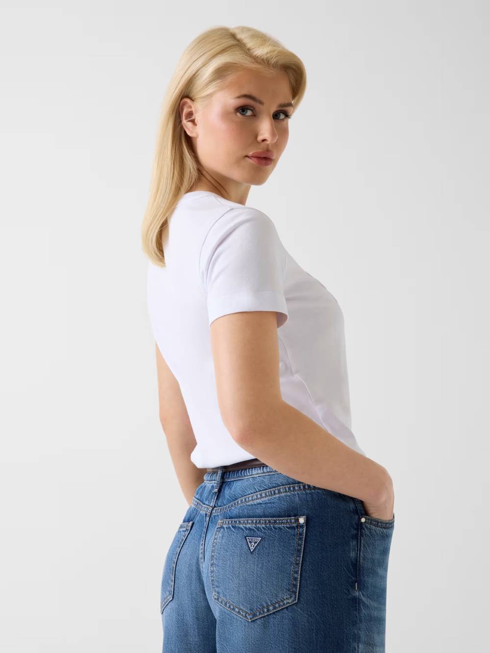 detail Guess dámske biele tričko