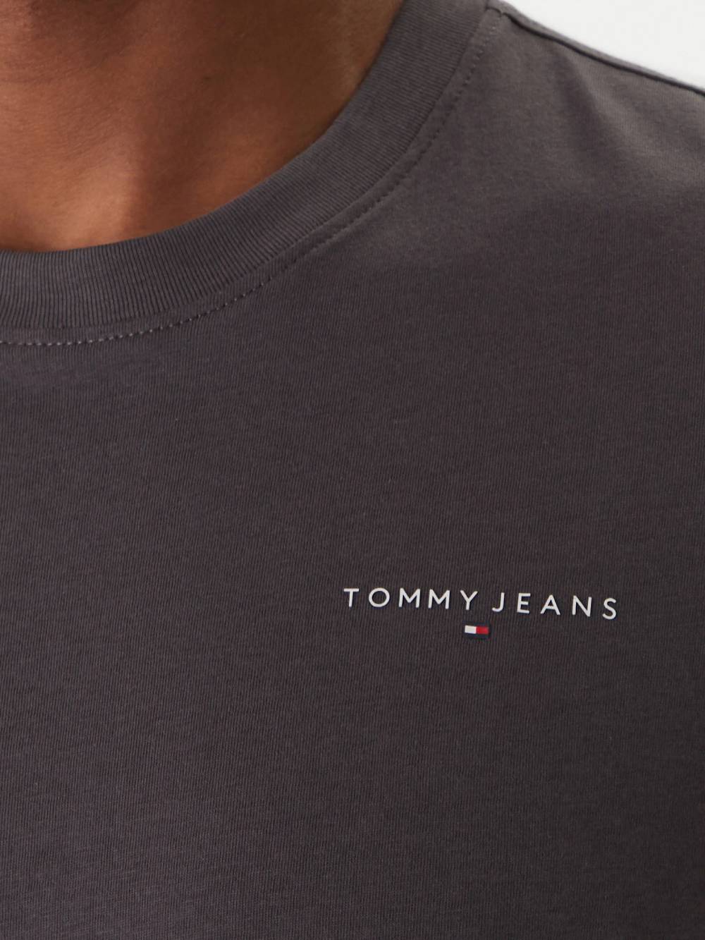 detail Tommy Jeans pánske šedé tričko