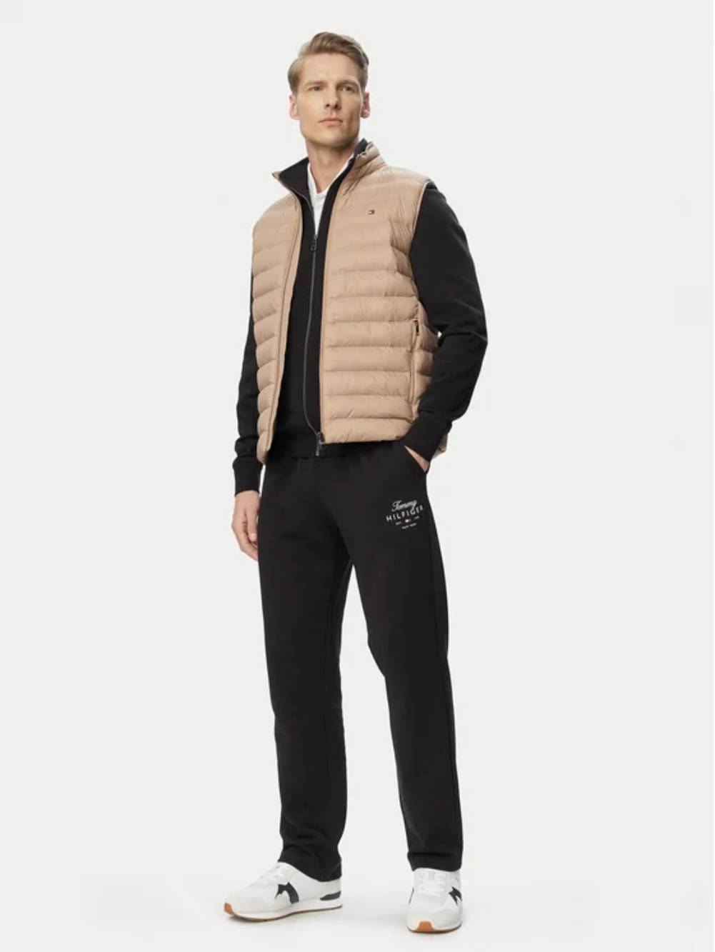 detail Tommy Hilfiger pánske čierne tepláky