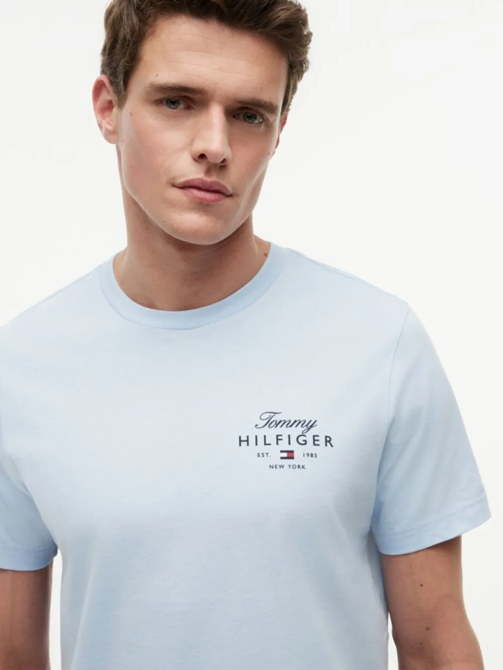 detail Tommy Hilfiger pánske svetlo modré tričko