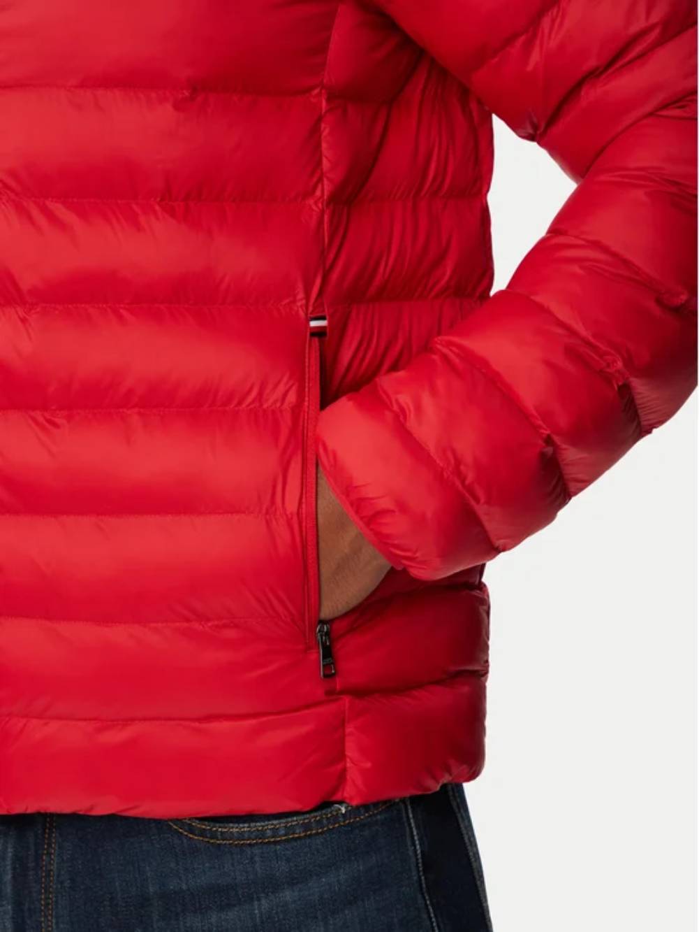 detail Tommy Hilfiger pánska červená bunda