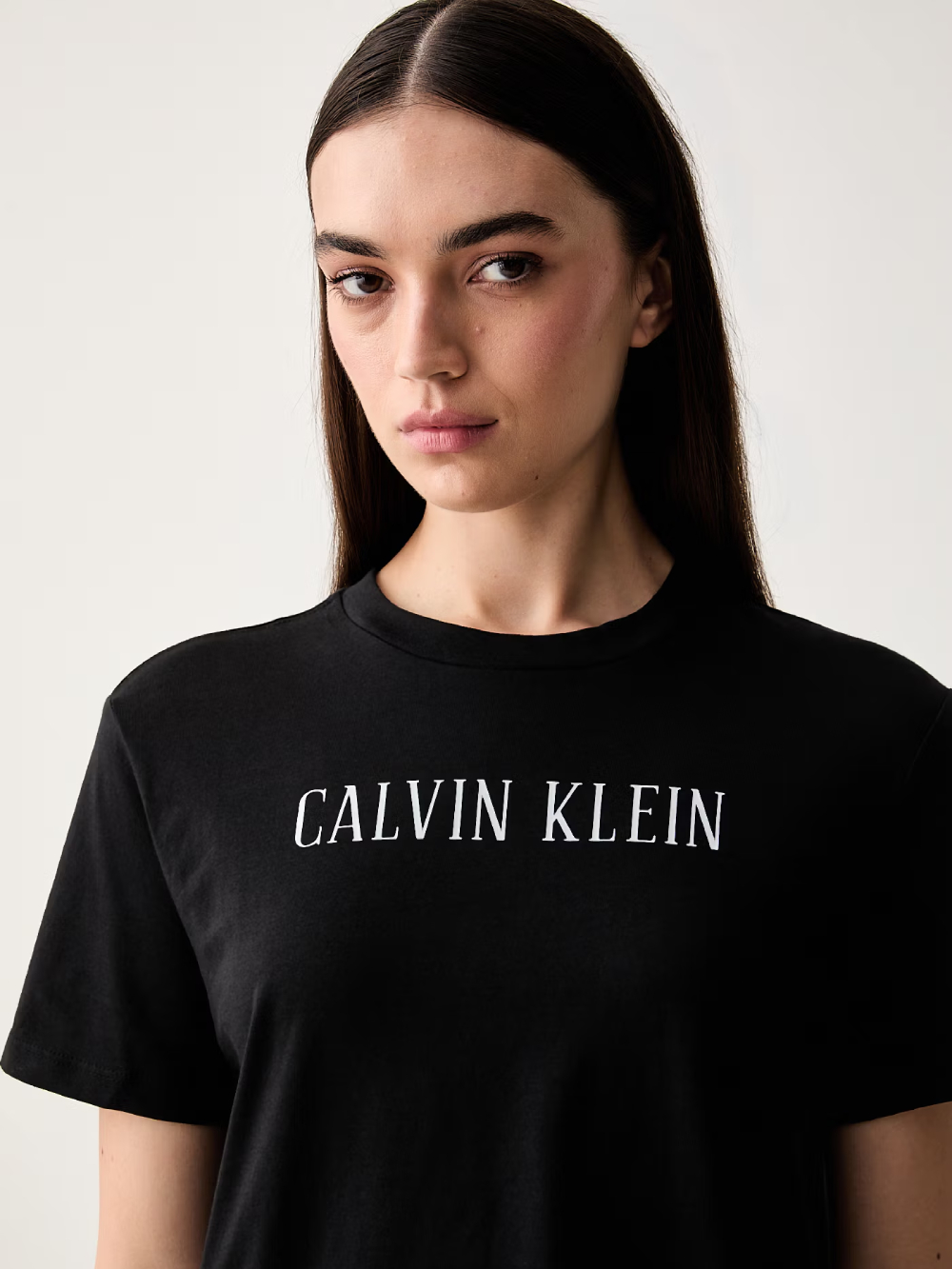detail Calvin Klein dámske čierne tričko