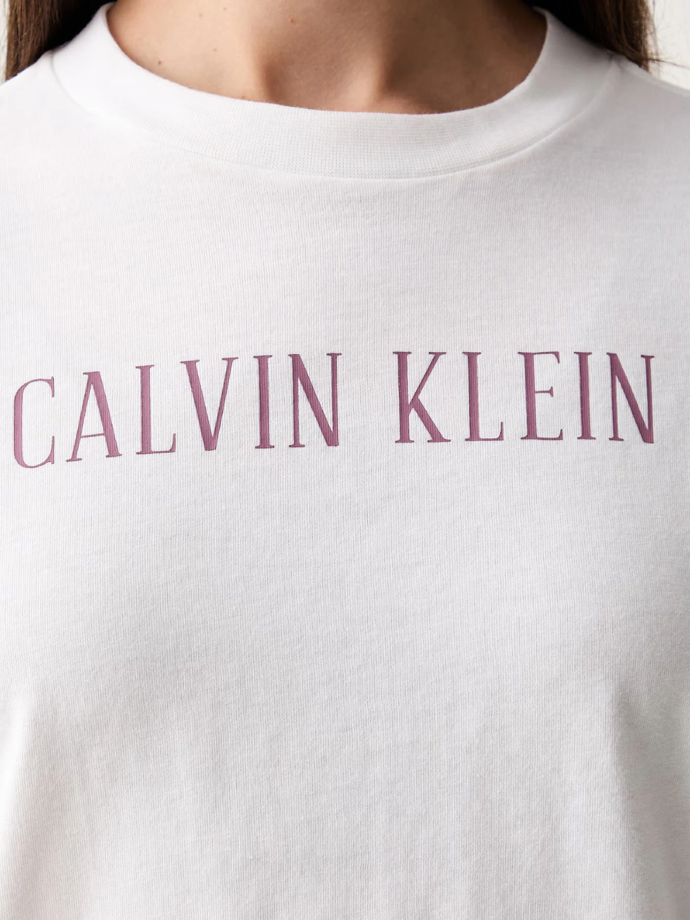 detail Calvin Klein dámske biele tričko