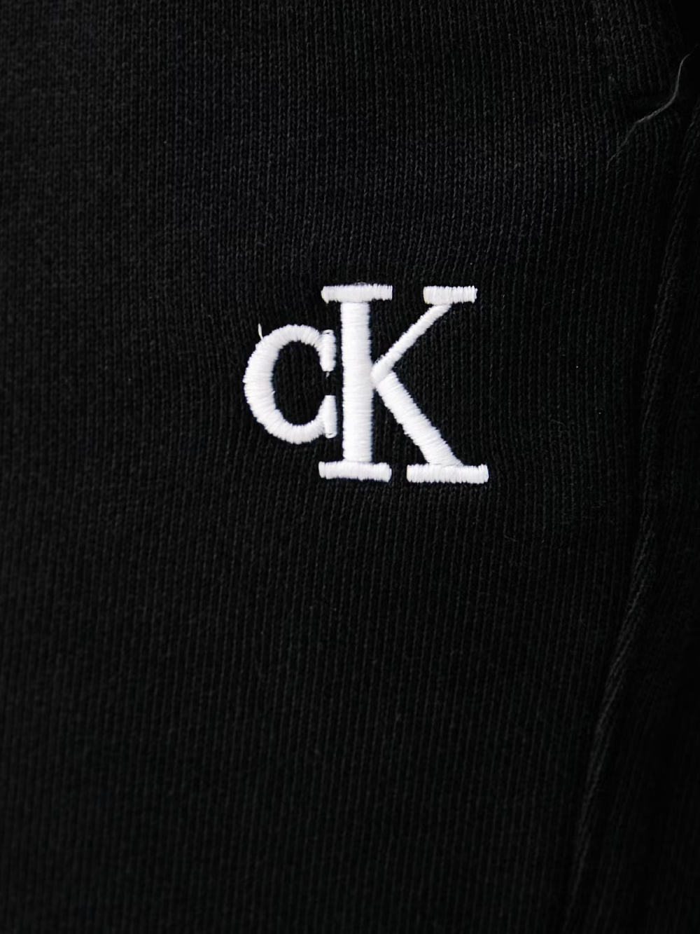 detail Calvin Klein dámske čierne tepláky