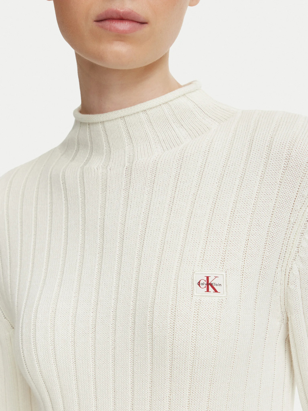 detail Calvin Klein dámsky krémový sveter
