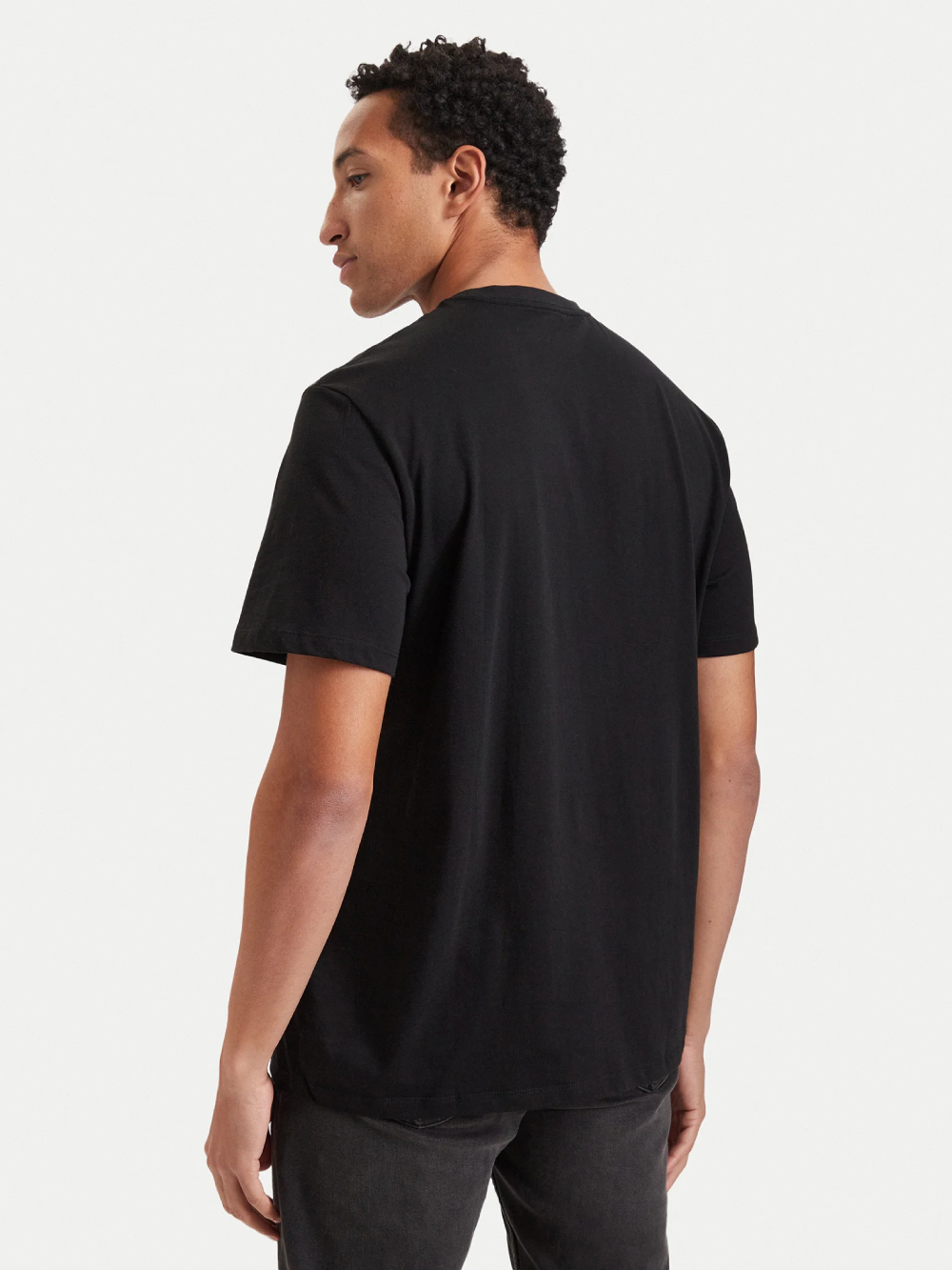 detail Calvin Klein pánske čierne tričko