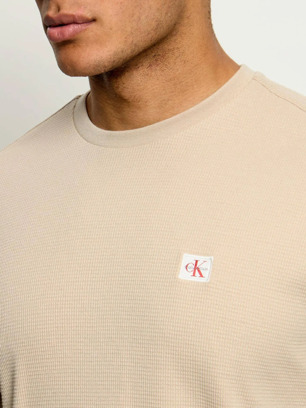 detail Calvin Klein pánske béžové tričko