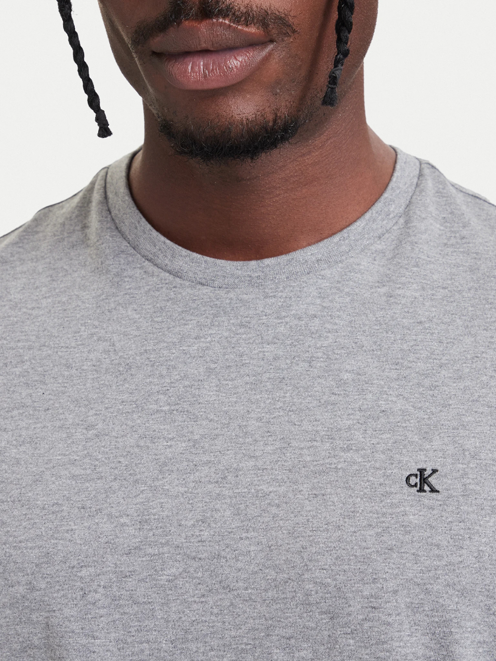 detail Calvin Klein pánske šedé tričko
