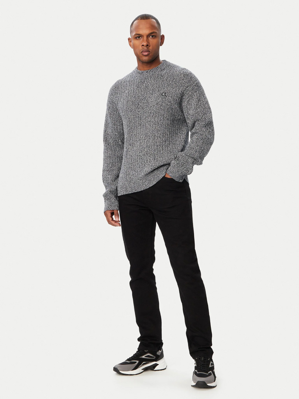 detail Calvin Klein pánsky tmavo šedý sveter