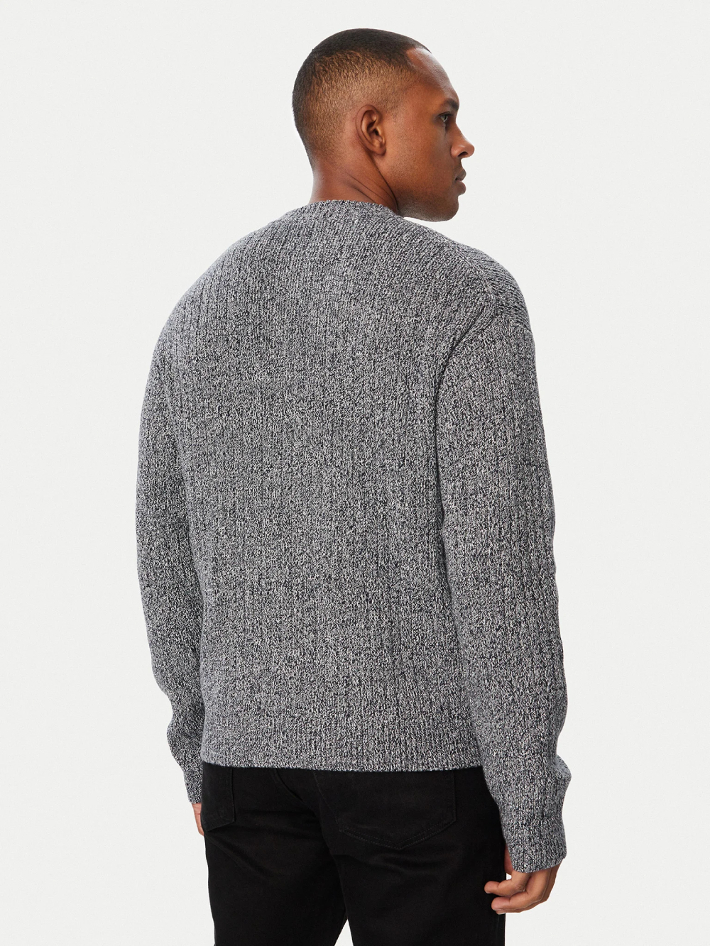 detail Calvin Klein pánsky tmavo šedý sveter