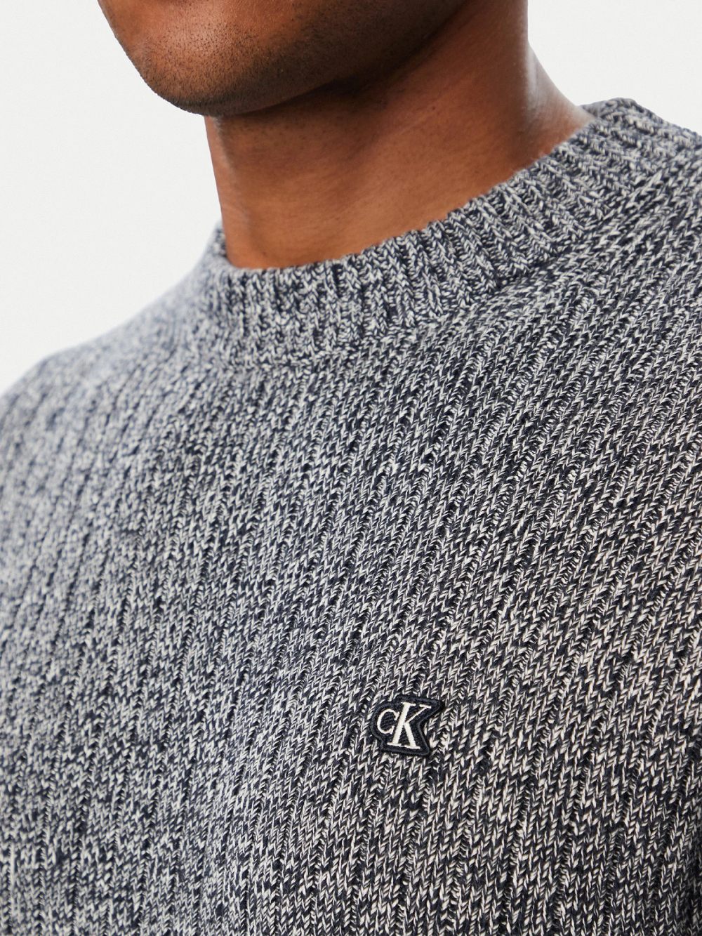 detail Calvin Klein pánsky tmavo šedý sveter