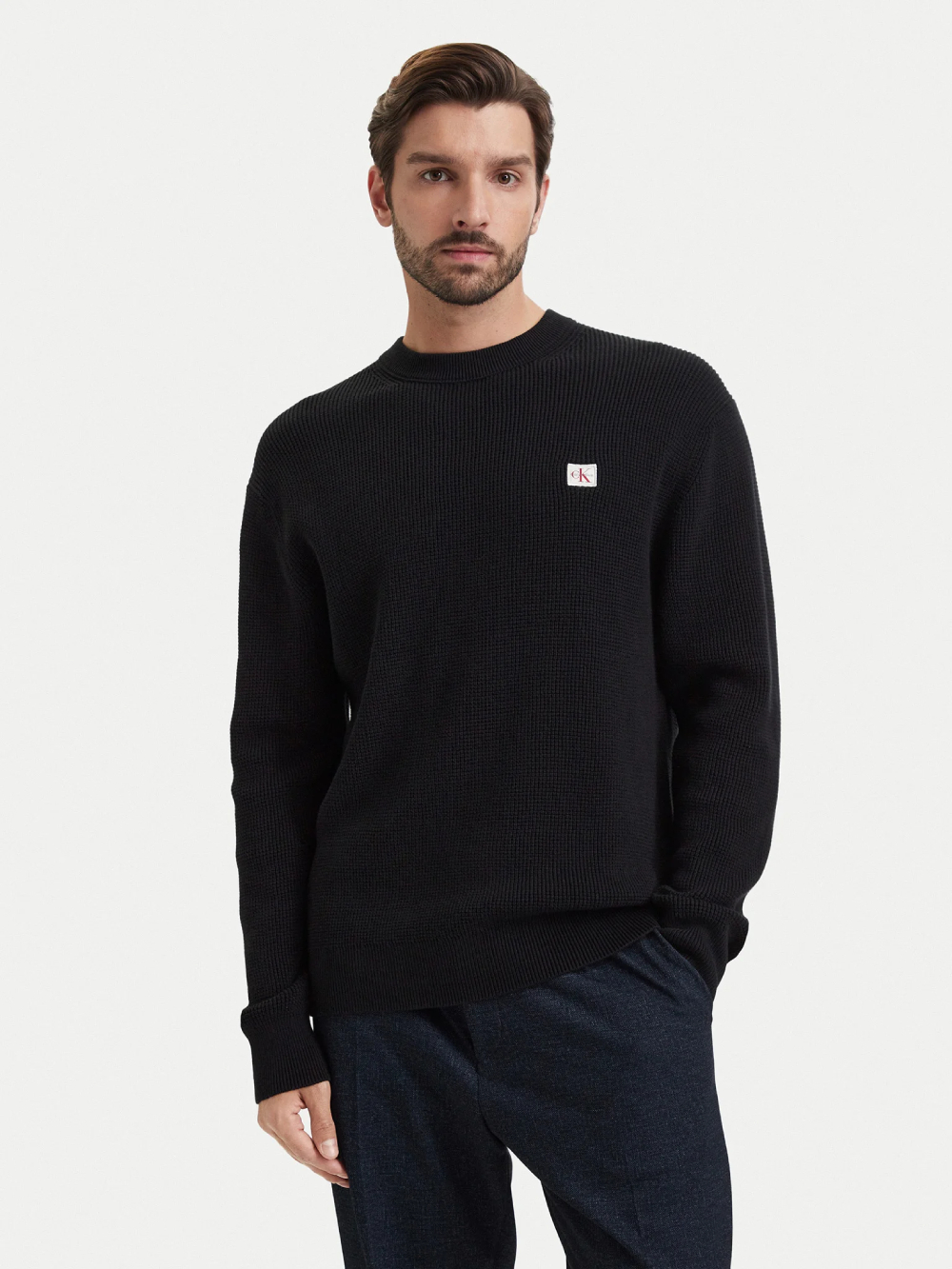 detail Calvin Klein pánsky čierny sveter