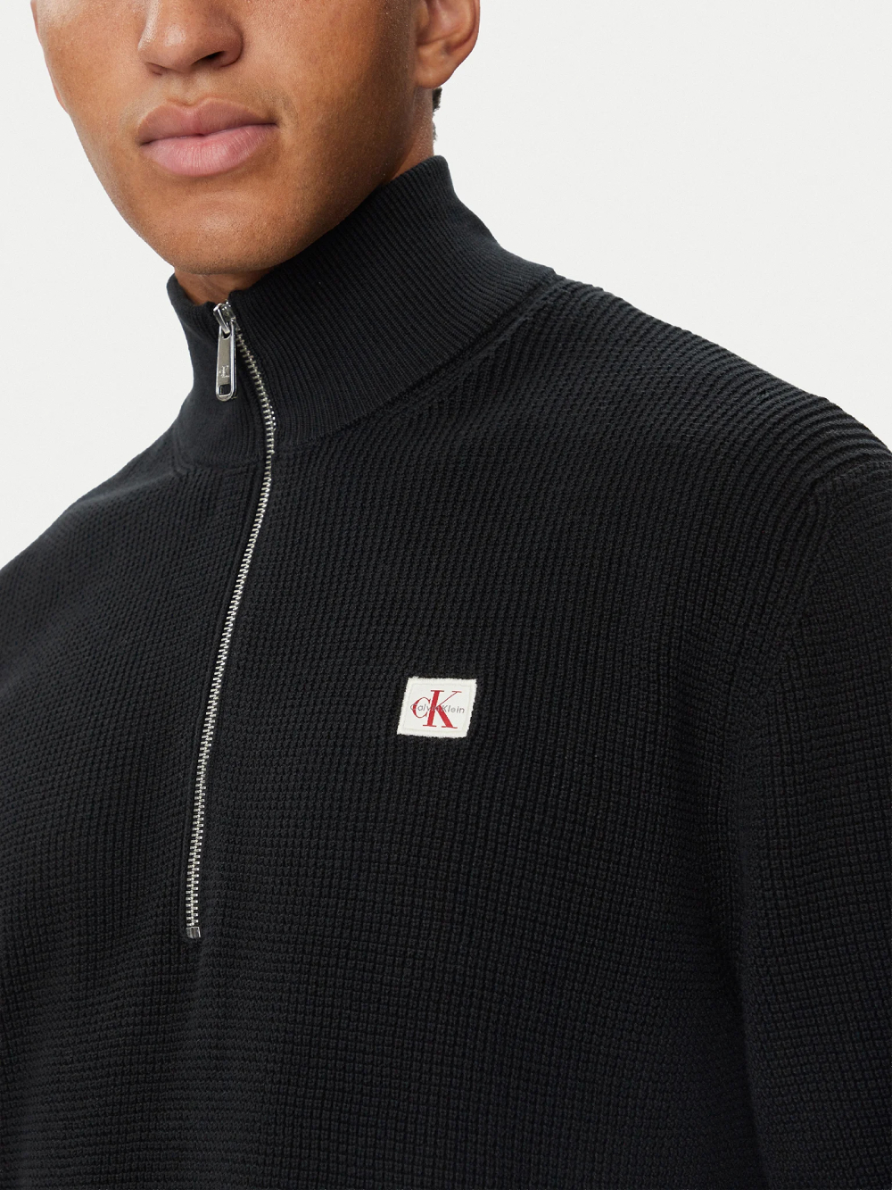 detail Calvin Klein pánsky čierny sveter