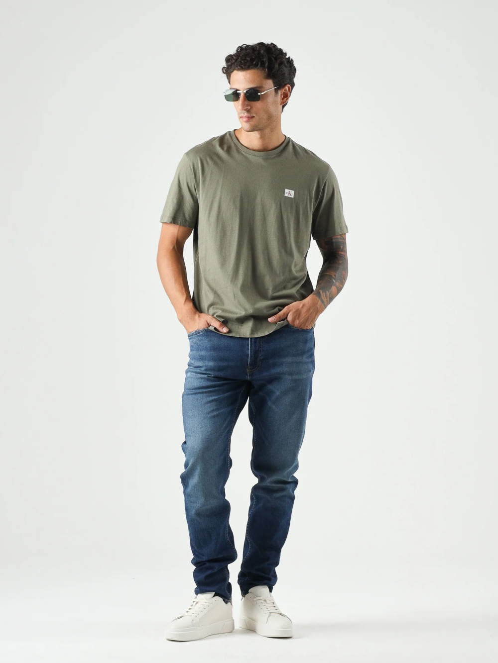 detail Calvin Klein pánske khaki tričko