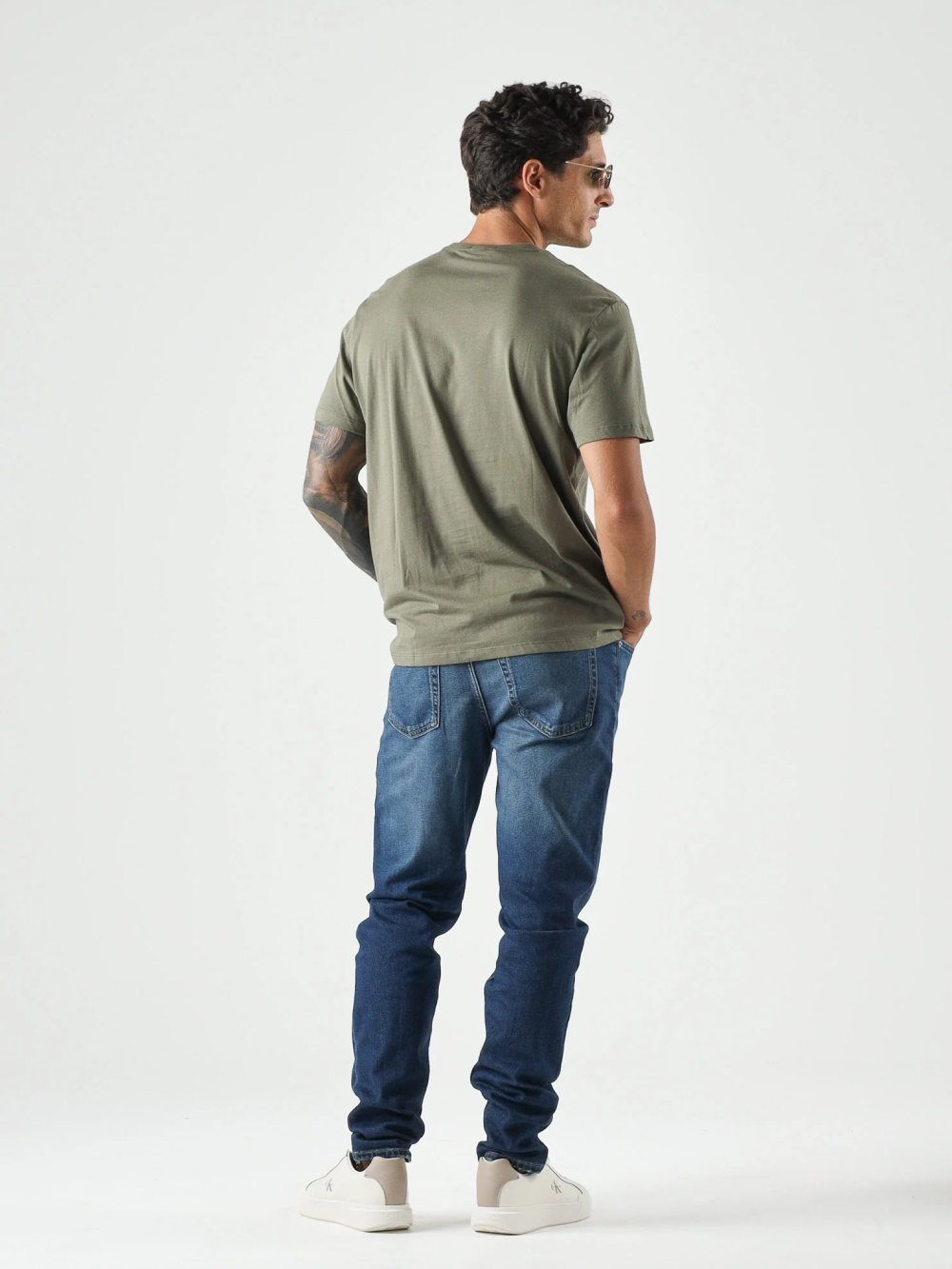 detail Calvin Klein pánske khaki tričko